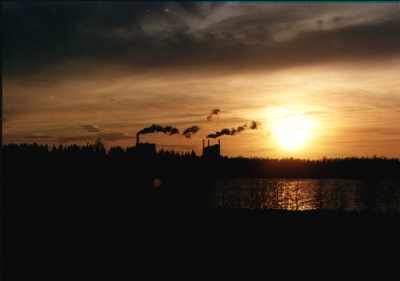 Mitternachtssonne &uuml;ber einer Papierfabrik